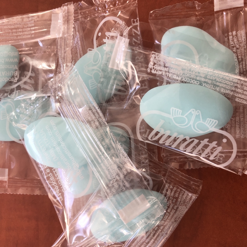 Confetti Buratti al cioccolato fondente azzurri incartatati singolarmente -  Confetti & Bomboniere