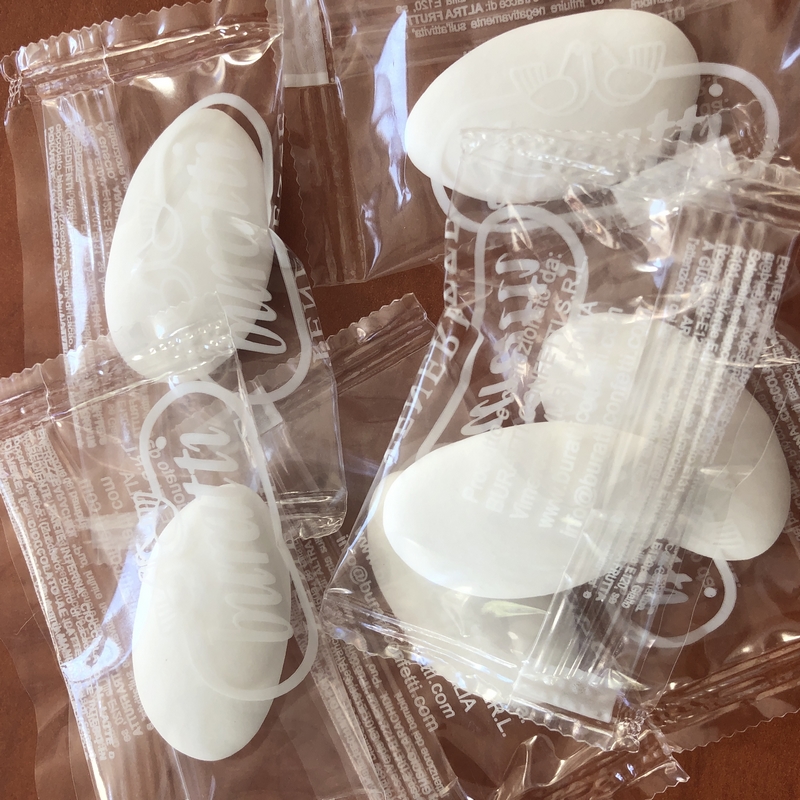Confetti Buratti al cioccolato fondente bianchi incartati singolarmente -  Confetti & Bomboniere