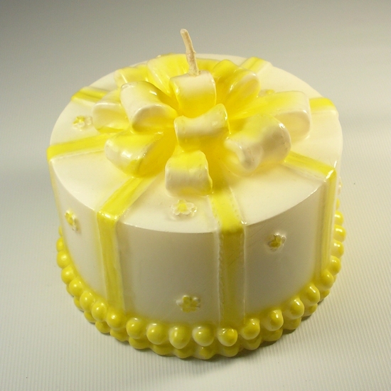 https://www.confettiebomboniere.com/images/bomboniere/candela-a-forma-di-torta-bianca-gialla-87a7cbd5.jpg
